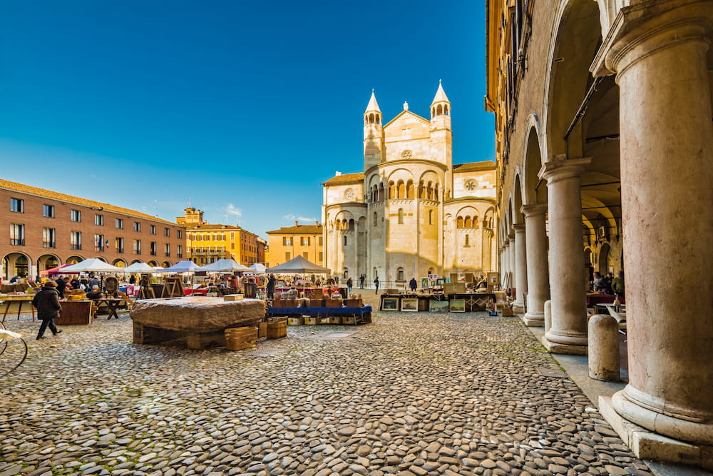 Bancarelle del mercato dell'antiquariato nella piazza principale di Modena in Italia