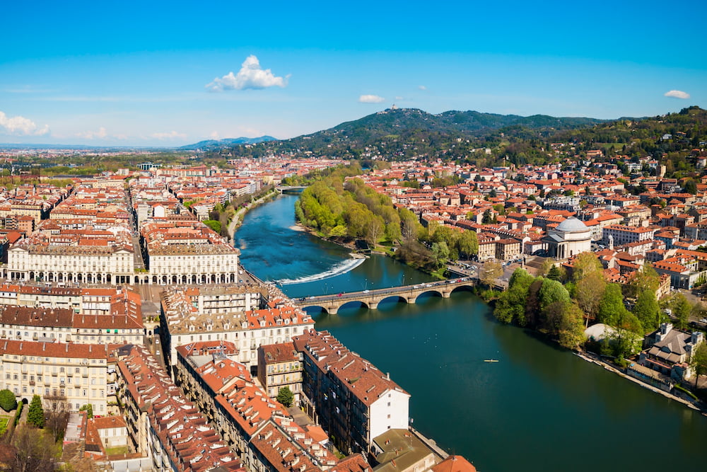 La vista panoramica aerea del fiume Po nel centro della città di Torino, regione Piemonte, Italia